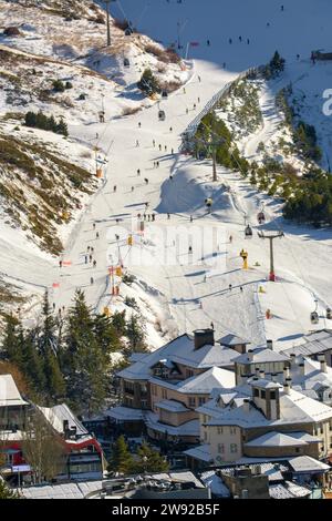 Vista aerea, impianti di risalita e piste da sci della stazione sciistica con folle di persone che sciano, sierra nevada, granada, spagna, concetto stagionale Foto Stock