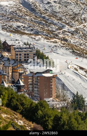 Vista aerea degli hotel delle stazioni sciistiche e delle piste con gli sciatori, sierra nevada, granada, spagna, concetto stagionale Foto Stock