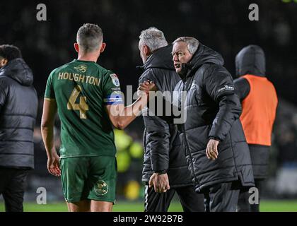 Jordan Houghton #4 di Plymouth Argyle e Neil Dewsnip Direttore tecnico di Plymouth Argyle stringono la mano a tempo pieno durante il match per lo Sky Bet Championship Plymouth Argyle vs Birmingham City a Home Park, Plymouth, Regno Unito, 23 dicembre 2023 (foto di Stan Kasala/News Images) in, il 12/23/2023. (Foto di Stan Kasala/News Images/Sipa USA) credito: SIPA USA/Alamy Live News Foto Stock