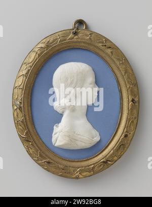 Medallon con ritratto di Frederica Louise Wilhelmina van Oranje-Nassau, Johann Heinrich Schepp, 1782 ciondolo migliore nel rilievo di una ragazza di profilo a destra. Indossa e decollette Jabon con spilla o nodo sulla spalla. I capelli cadono in ricci torniti nel collo. Il ritratto è bianco e ha uno sfondo viola-blu, il cosiddetto Jasperware. Il lato negativo è rappresentato da due fori posizionati verticalmente sullo sfondo. La lista e' decorata con due volte il bordo di una perla e intorno ad essa un bordo decorato con motivi a foglia e nastro. Lato inverso iscrizione: Frederique Louise / Willemine. Contrassegnato; timbrato do Foto Stock