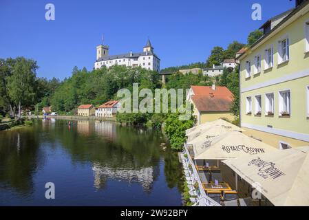 Ammira la Moldava fino al castello, Rozmberk nad Vltavou, Boemia meridionale, Repubblica Ceca Foto Stock