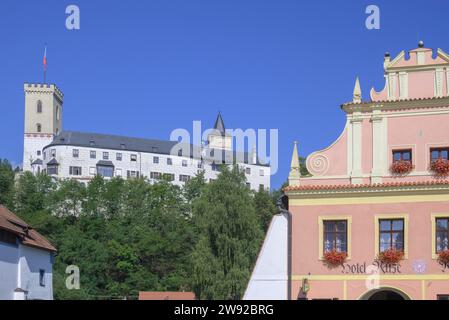 Vista del castello dalla piazza principale, Rozmberk nad Vltavou, Boemia meridionale, Repubblica Ceca Foto Stock