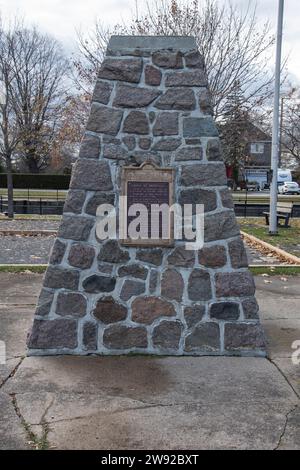 Grenville Canal Cairn al Desforges Park di Grenville, Quebec, Canada Foto Stock