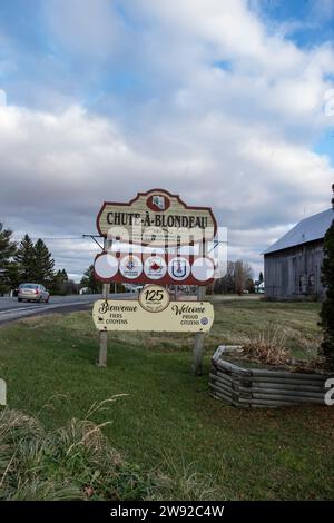 Benvenuto all'insegna Chute-à-Blondeau a est di Hawkesbury, Ontario, Canada Foto Stock