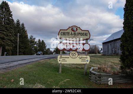 Benvenuto all'insegna Chute-à-Blondeau a est di Hawkesbury, Ontario, Canada Foto Stock