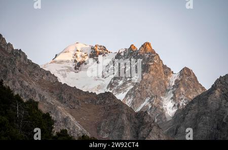 Cima di montagna glaciata al tramonto, Parco Nazionale di Ala Archa, Monti Khirgiz Ala-Too, regione di Chuy, Kirghizistan Foto Stock