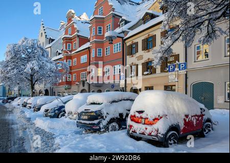 Auto innevata con neve fresca, inverno, Kempten, Allgaeu. Baviera, Germania Foto Stock