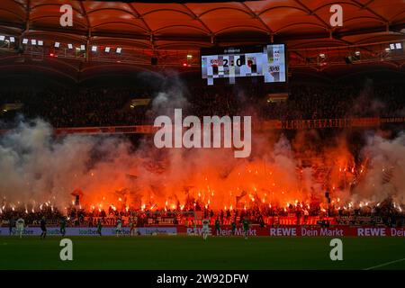 Bengala, pirotecnici, piro, fuochi d'artificio, Cannstatter Kurve, VfB Stuttgart fan block, MHPArena, MHP Arena Stuttgart, Baden-Wuerttemberg, Germania Foto Stock