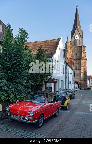BMW 700 Cabriolet d'epoca, cabriolet, cabriolet, piccola auto, costruita tra il 1959 e il 1965, dietro di essa Isetta 300 scooter, Chiesa di nostra Signora, stile gotico Foto Stock