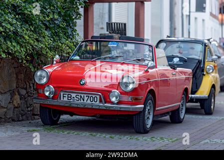 Oldtimer BMW 700 Cabriolet, cabriolet, auto piccola, anno di costruzione dal 1959 al 1965, dietro di esso scooter Isetta 300, Friedberg, Wetterau, Assia Foto Stock