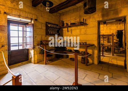 Il mulino a vento Ta' Kola fu costruito nel 1700. È ancora in funzione e un museo all'interno mostra la casa e l'officina dell'ultimo mugnaio. Xaghra, Malta Foto Stock