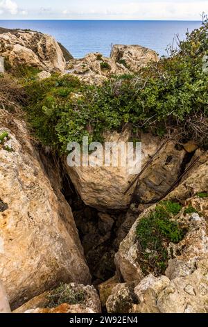 Sull'isola di Gozo sopra la baia di Ramla si trova la "Grotta di Calypso", che si ritiene corrisponda alla mitologica isola di Ogygia descritta da Omero. Xaghra, Malta Foto Stock