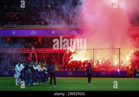 Bruxelles, Belgio. 23 dicembre 2023. L'immagine mostra l'inizio di una partita di calcio tra l'RSC Anderlecht e il KRC Genk, il 19° giorno della prima divisione del campionato belga "Jupiler Pro League" 2023-2024, a Bruxelles, sabato 23 dicembre 2023. BELGA PHOTO VIRGINIE LEFOUR Credit: Belga News Agency/Alamy Live News Foto Stock