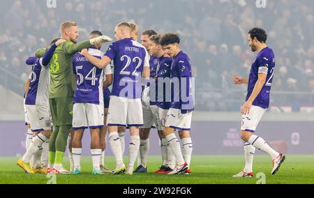 Bruxelles, Belgio. 23 dicembre 2023. I giocatori dell'Anderlecht all'inizio di una partita di calcio tra l'RSC Anderlecht e il KRC Genk, il 19° giorno della prima divisione della "Jupiler Pro League" 2023-2024 del campionato belga, a Bruxelles, sabato 23 dicembre 2023. BELGA PHOTO VIRGINIE LEFOUR Credit: Belga News Agency/Alamy Live News Foto Stock