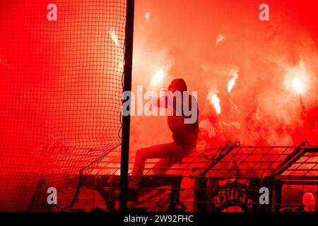 Bruxelles, Belgio. 23 dicembre 2023. I tifosi di Genk raffigurati durante una partita di calcio tra l'RSC Anderlecht e il KRC Genk, il giorno 19 della prima divisione della "Jupiler Pro League" 2023-2024 del campionato belga, a Bruxelles, sabato 23 dicembre 2023. BELGA PHOTO LAURIE DIEFFEMBACQ Credit: Belga News Agency/Alamy Live News Foto Stock