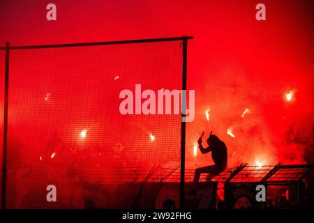 Bruxelles, Belgio. 23 dicembre 2023. I tifosi di Genk raffigurati durante una partita di calcio tra l'RSC Anderlecht e il KRC Genk, il giorno 19 della prima divisione della "Jupiler Pro League" 2023-2024 del campionato belga, a Bruxelles, sabato 23 dicembre 2023. BELGA PHOTO LAURIE DIEFFEMBACQ Credit: Belga News Agency/Alamy Live News Foto Stock