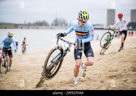 Anversa, Belgio. 23 dicembre 2023. Louic Boussemaere raffigurato in azione durante la gara juniores maschile della Coppa del mondo di ciclocross ad Anversa sabato 23 dicembre 2023, tappa 9 (su 14) della Coppa del mondo UCI. BELGA PHOTO JASPER JACOBS Credit: Belga News Agency/Alamy Live News Foto Stock