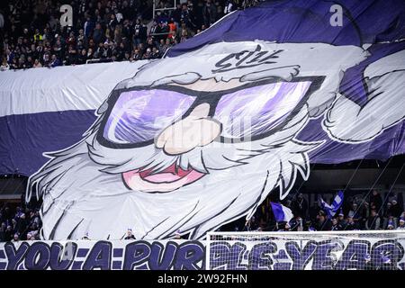 Bruxelles, Belgio. 23 dicembre 2023. I tifosi di Anderlecht raffigurati durante una partita di calcio tra l'RSC Anderlecht e il KRC Genk, il giorno 19 della prima divisione della "Jupiler Pro League" 2023-2024 del campionato belga, a Bruxelles, sabato 23 dicembre 2023. BELGA PHOTO LAURIE DIEFFEMBACQ Credit: Belga News Agency/Alamy Live News Foto Stock