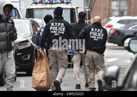 Gli agenti della polizia di New York della Crime Scene Unit eseguono grandi sacchetti di prova dal complesso dell'appartamento. Le autorità sono state viste raccogliere prove e lavorare sulla scena di una polizia coinvolta in una sparatoria nel Bronx, sabato pomeriggio nella zona di Creston Avenue e Minerva Place. Due agenti hanno risposto al 2865 di Creston Avenue, 13th Floor, Apartment G e sono stati accolti da una donna di 19 anni con ferite a fette alla sua area facciale. Il sospetto teneva sua madre in un blocco con un coltello e gli agenti hanno ucciso il sospetto dopo che si era rifiutato di far cadere l'arma. Foto Stock