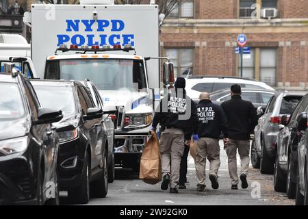 Gli agenti della polizia di New York della Crime Scene Unit eseguono grandi sacchetti di prova dal complesso dell'appartamento. Le autorità sono state viste raccogliere prove e lavorare sulla scena di una polizia coinvolta in una sparatoria nel Bronx, sabato pomeriggio nella zona di Creston Avenue e Minerva Place. Due agenti hanno risposto al 2865 di Creston Avenue, 13th Floor, Apartment G e sono stati accolti da una donna di 19 anni con ferite a fette alla sua area facciale. Il sospetto teneva sua madre in un blocco con un coltello e gli agenti hanno ucciso il sospetto dopo che si era rifiutato di far cadere l'arma. Foto Stock