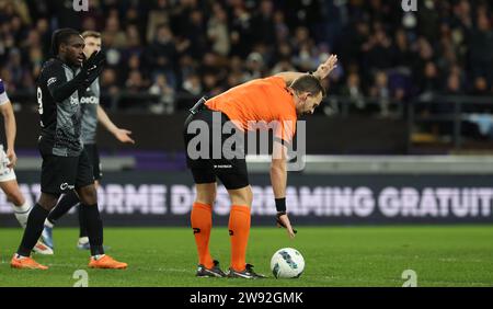 Bruxelles, Belgio. 23 dicembre 2023. L'arbitro Nathan Verboomen gestisce durante una partita di calcio tra l'RSC Anderlecht e il KRC Genk, il giorno 19 della prima divisione della "Jupiler Pro League" 2023-2024 del campionato belga, a Bruxelles, sabato 23 dicembre 2023. BELGA PHOTO VIRGINIE LEFOUR Credit: Belga News Agency/Alamy Live News Foto Stock