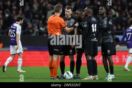 Bruxelles, Belgio. 23 dicembre 2023. L'arbitro Nathan Verboomen gestisce durante una partita di calcio tra l'RSC Anderlecht e il KRC Genk, il giorno 19 della prima divisione della "Jupiler Pro League" 2023-2024 del campionato belga, a Bruxelles, sabato 23 dicembre 2023. BELGA PHOTO VIRGINIE LEFOUR Credit: Belga News Agency/Alamy Live News Foto Stock