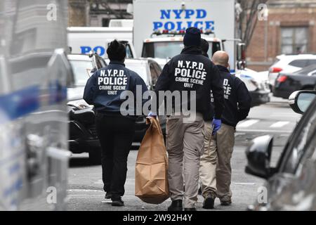 Gli agenti della polizia di New York della Crime Scene Unit eseguono grandi sacchetti di prova dal complesso dell'appartamento. Le autorità sono state viste raccogliere prove e lavorare sulla scena di una polizia coinvolta in una sparatoria nel Bronx, sabato pomeriggio nella zona di Creston Avenue e Minerva Place. Due agenti hanno risposto al 2865 di Creston Avenue, 13th Floor, Apartment G e sono stati accolti da una donna di 19 anni con ferite a fette alla sua area facciale. Il sospetto teneva sua madre in un blocco con un coltello e gli agenti hanno ucciso il sospetto dopo che si era rifiutato di far cadere l'arma. (Foto di Kyle Mazza/SOPA Images/Sipa USA) Foto Stock