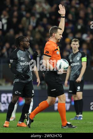 Bruxelles, Belgio. 23 dicembre 2023. L'arbitro Nathan Verboomen gestisce durante una partita di calcio tra l'RSC Anderlecht e il KRC Genk, il giorno 19 della prima divisione della "Jupiler Pro League" 2023-2024 del campionato belga, a Bruxelles, sabato 23 dicembre 2023. BELGA PHOTO VIRGINIE LEFOUR Credit: Belga News Agency/Alamy Live News Foto Stock