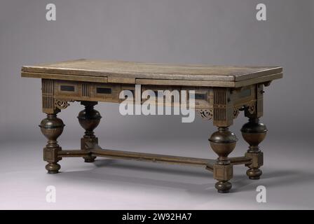 Balpoottafel, intarsiato con Ebben e Palmhout. Gambe a forma di vaso collegate da doppia croce profilata a forma di y, Anonimo, c. 1620 - c. 1650 mobili. Tavolo tavolo in rovere, intarsiato con legno di ebb e palma. Le gambe sono un vaso articolato e collegate da una doppia croce profilata a forma di y; decorazioni in ebano. Le case inferiori sono intarsiate con ebbos e tubazioni in legno di bosso; la parte superiore con cannelures di ebbenhouten. I lati lunghi sono stati articolati dalla cortexazione e tutti i lati sono mostrati, circondati da profili di quercia, pannelli di ebbenhouten, intorno ai quali inserivano tubazioni di legno di gombo e bosso. Negli angoli Foto Stock