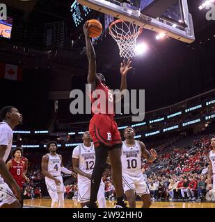 L'attaccante dei Rutgers Scarlet Knights Mawot Mag (3) segna sotto il canestro contro i Mississippi State Bulldogs nel primo tempo durante la partita di basket Gotham Classic al Prudential Center di Newark, New Jersey, sabato 23 dicembre 2023. Duncan Williams/CSM Foto Stock