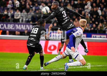 Bruxelles, Belgio. 23 dicembre 2023. Mujaid Sadick Aliu di Genk, Joris Kayembe di Genk e Kasper Dolberg Rasmussen di Anderlecht lottano per il pallone durante una partita di calcio tra RSC Anderlecht e KRC Genk, il 19° giorno della prima divisione Jupiler Pro League 2023-2024 del campionato belga, a Bruxelles, sabato 23 dicembre 2023. BELGA PHOTO LAURIE DIEFFEMBACQ Credit: Belga News Agency/Alamy Live News Foto Stock