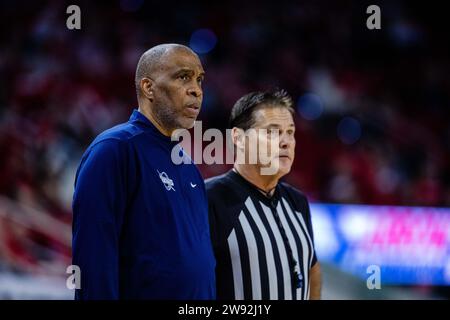 Raleigh, NC, USA. 23 dicembre 2023. Il capo-allenatore dei Detroit Mercy Titans Mike Davis durante la partita della NCAA Basketball contro i North Carolina State Wolfpack alla PNC Arena di Raleigh, NC. (Scott Kinser/CSM). Credito: csm/Alamy Live News Foto Stock