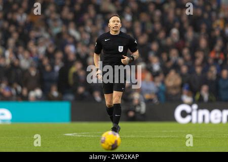 Leeds, Regno Unito. 23 dicembre 2023. Stephen Martin, l'arbitro del match, durante il match per lo Sky Bet Championship tra Leeds United e Ipswich Town a Elland Road, Leeds, sabato 23 dicembre 2023. (Foto: Pat Scaasi | mi News) crediti: MI News & Sport /Alamy Live News Foto Stock