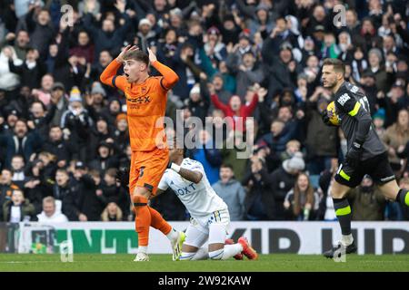 Leeds, Regno Unito. 23 dicembre 2023. Leif Davis di Ipswich Town sembra scioccato dopo che il Leeds è stato punito durante il match per il campionato Sky Bet tra Leeds United e Ipswich Town a Elland Road, Leeds, sabato 23 dicembre 2023. (Foto: Pat Scaasi | mi News) crediti: MI News & Sport /Alamy Live News Foto Stock