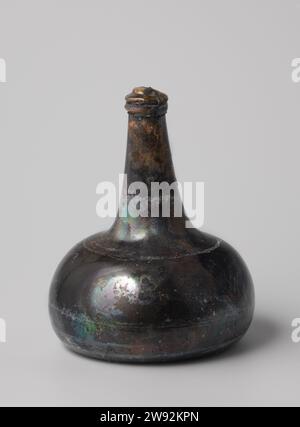 Bottiglia di vino con vino del relitto del t Vliegend Hart degli Indiani Orientali , 1700 - 1735 vino Uivid bottiglia di vino verde riempita con vino rosso (porto) e chiusa con sughero e filo. Vetro olandese Foto Stock