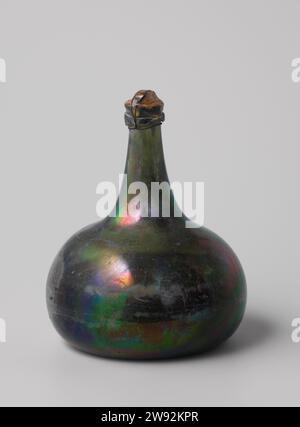 Bottiglia di vino con vino del relitto del t Vliegend Hart degli Indiani Orientali , 1700 - 1735 vino Uivid bottiglia di vino verde riempita con vino rosso (porto) e chiusa con sughero e filo. Vetro olandese Foto Stock