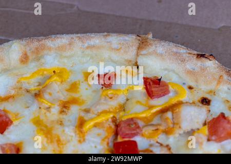 pizza fredda fatta in casa con salsa e pomodori, pizza con pomodori e formaggio da vicino Foto Stock