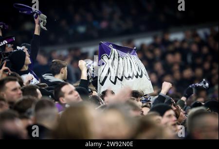 Bruxelles, Belgio. 23 dicembre 2023. I tifosi di Anderlecht raffigurati durante una partita di calcio tra l'RSC Anderlecht e il KRC Genk, il giorno 19 della prima divisione della "Jupiler Pro League" 2023-2024 del campionato belga, a Bruxelles, sabato 23 dicembre 2023. BELGA PHOTO VIRGINIE LEFOUR Credit: Belga News Agency/Alamy Live News Foto Stock