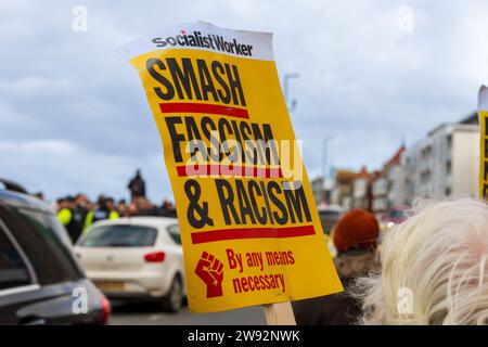 Il Beresford Hotel protesta contro i rifugiati e contro il razzismo e l'estrema destra. Foto Stock