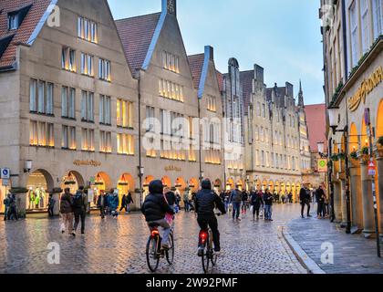 Münster, NRW, Germania. 23 dicembre 2023. Gli amanti dello shopping e i turisti di Natale passeggeranno lungo la graziosa strada medievale Prinzipalmarkt nella storica città gotica di Münster in un ultimo giorno di shopping piovoso prima della vigilia di Natale. Crediti: Imageplotter/Alamy Live News Foto Stock