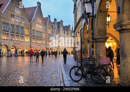 Münster, NRW, Germania. 23 dicembre 2023. Gli amanti dello shopping e i turisti di Natale passeggeranno lungo la graziosa strada medievale Prinzipalmarkt nella storica città gotica di Münster in un ultimo giorno di shopping piovoso prima della vigilia di Natale. Crediti: Imageplotter/Alamy Live News Foto Stock