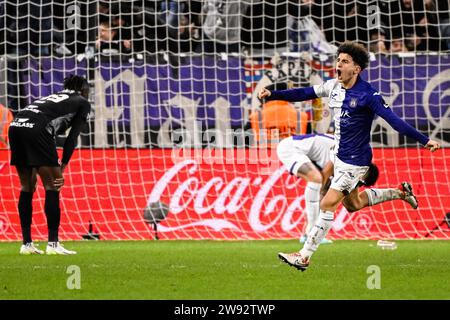 Bruxelles, Belgio. 23 dicembre 2023. Theo Leoni di Anderlecht celebra nel corso di una partita di calcio tra l'RSC Anderlecht e il KRC Genk, il giorno 19 della prima divisione della "Jupiler Pro League" 2023-2024 del campionato belga, a Bruxelles, sabato 23 dicembre 2023. BELGA PHOTO LAURIE DIEFFEMBACQ Credit: Belga News Agency/Alamy Live News Foto Stock