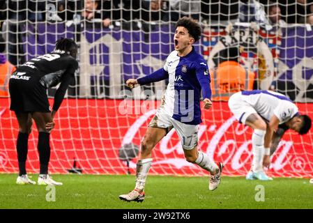 Bruxelles, Belgio. 23 dicembre 2023. Theo Leoni di Anderlecht celebra nel corso di una partita di calcio tra l'RSC Anderlecht e il KRC Genk, il giorno 19 della prima divisione della "Jupiler Pro League" 2023-2024 del campionato belga, a Bruxelles, sabato 23 dicembre 2023. BELGA PHOTO LAURIE DIEFFEMBACQ Credit: Belga News Agency/Alamy Live News Foto Stock