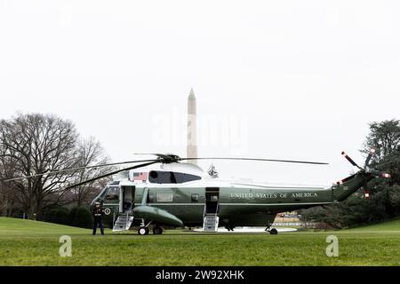 Washington, Stati Uniti. 23 dicembre 2023. Marine One Waits on the South Lawn of the White House sabato 23 dicembre 2023, a Washington, DC foto di Julia Nikhinson/UPI Credit: UPI/Alamy Live News Foto Stock