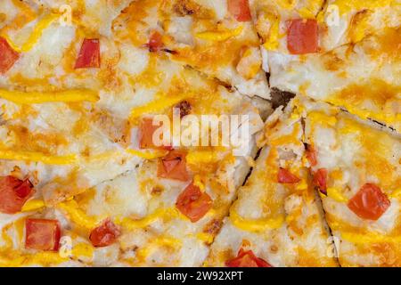 pizza fredda fatta in casa con salsa e pomodori, pizza con pomodori e formaggio da vicino Foto Stock