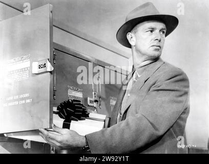 STERLING HAYDEN è Johnny Clay in THE KILLING 1956, regista STANLEY KUBRICK basato sul romanzo Clean Break di Lionel White sceneggiatura Stanley Kubrick dialoghi Jim Thompson musica Gerald Fried Harris-Kubrick Productions / United Artists Foto Stock