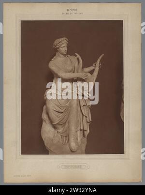 Scultura di Terpsichore (Colll. Musei Vaticani), Adolphe Braun & Cie., 1880 - 1900 Fotografia. supporto fotografico. Carta stampata in carbonio Terpsichore (una delle Muse); "Terpsicore" (Ripa) Musei Vaticani Foto Stock