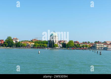 Venezia Italia - 10 maggio 2011; Tempio Votivo della Pace di Venezia in mezzo allo skyline dell'Isola del Lido. Foto Stock