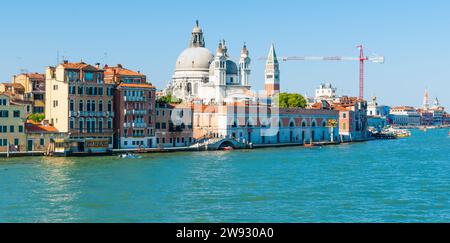 Venezia Italia - 10 maggio 2011; skyline dal Canal grande con edifici iconici. Foto Stock