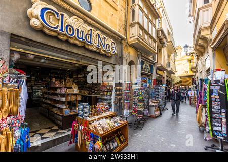 Nelle strade della capitale dell'isola di Gozo, Victoria, che è chiamata Rabat dagli abitanti Foto Stock